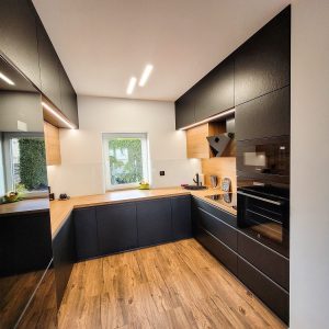 Küche-mit-juan-eiche-minesota-arbeitsplatte-warme-fronten-schwarz-stein-metallic-matt-1